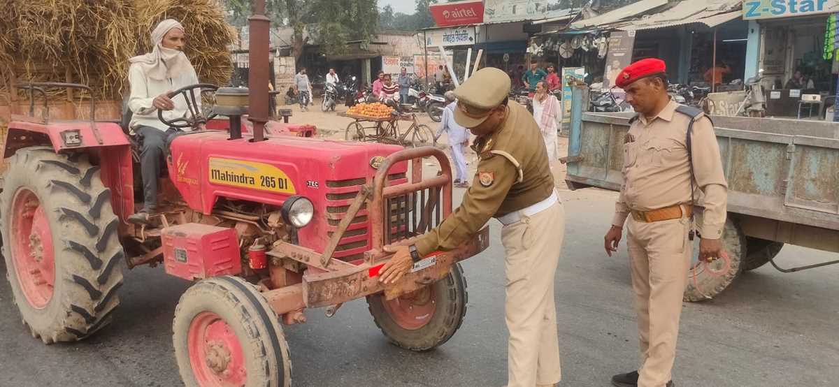 यातायात जागरुकता माह नवम्बर-2022 अभियान के अन्तर्गत यातायात पुलिस द्वारा वाहनों पर लगाए गए रिफ्लेक्टर